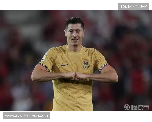 老将莱万500场五大联赛，389球致敬传奇